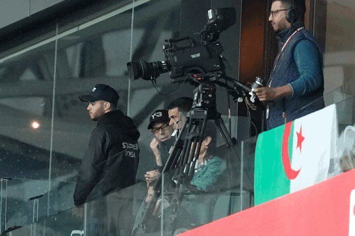 মাঠে বসে ছেলের খেলা দেখলেন জিদান