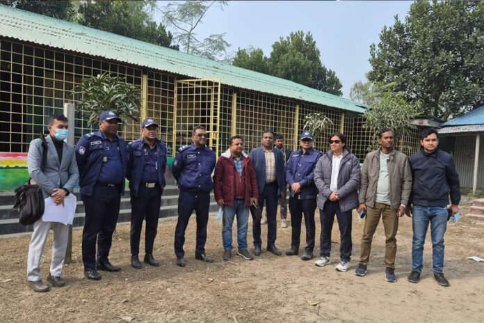 সিরাজগঞ্জের দুর্গম ভোটকেন্দ্র পরিদর্শনে ডিসি-এসপি