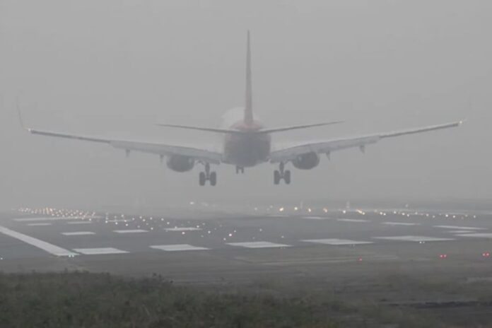 কুয়াশায় ঢাকায় নামতে না পেরে ৫ ফ্লাইট গেল কলকাতা
