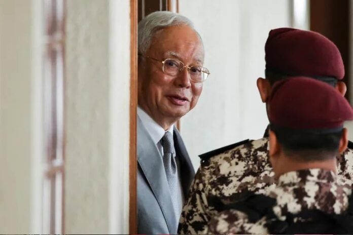 দুর্নীতি মামলায় মালয়েশিয়ার সাবেক প্রধানমন্ত্রী দোষী সাব্যস্ত