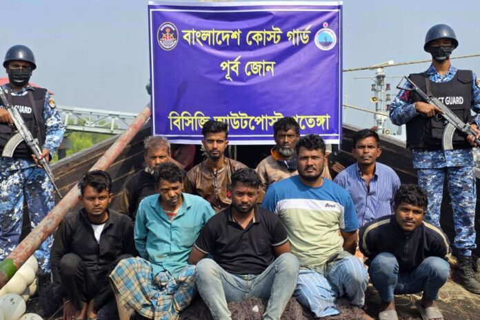 1766746567-7946ff6cd3f75bb0582314ff7eb96971 মিয়ানমারে পাচারকালে ডিজেলসহ ৯ পাচারকারী আটক