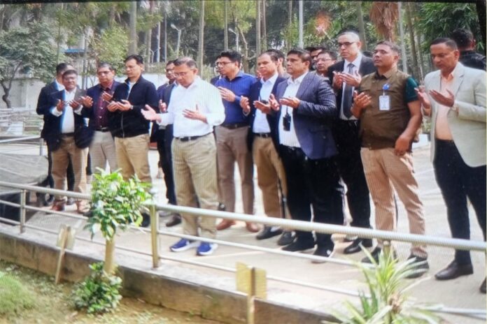 1766835506-7442f28e1366a416e6a3c4b80898ba8e ‘পিলখানা ট্রাজেডি’তে শহীদ সেনা কর্মকর্তাদের কবর জিয়ারত করলেন তারেক রহমান