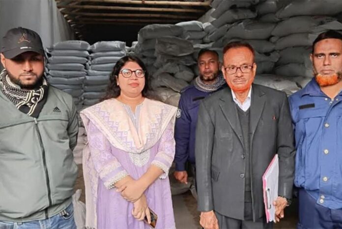 1766849920-01ee55b80e1b7f12f2d87235947ec224 কুষ্টিয়ায় ১৩৫০ বস্তা সার জব্দ, জরিমানা