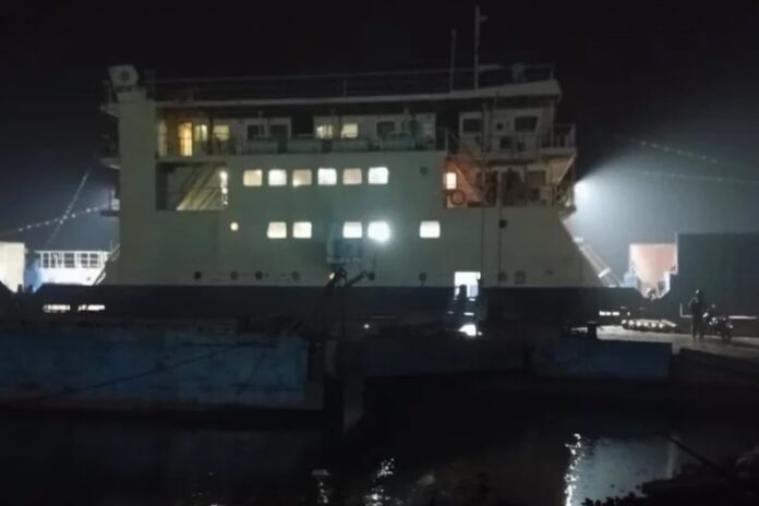 1766858088-7819d64b662f3e8be6157c67fe5042a9 পাটুরিয়া-দৌলতদিয়া ও আরিচা-কাজিরহাট নৌপথে ফেরি চলাচল বন্ধ