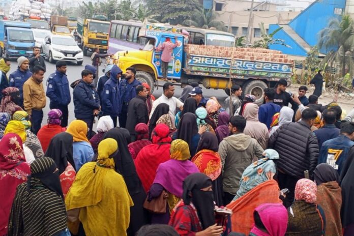 শ্রমিক ছাঁটাইয়ের প্রতিবাদে ঢাকা–চট্টগ্রাম মহাসড়ক অবরোধ