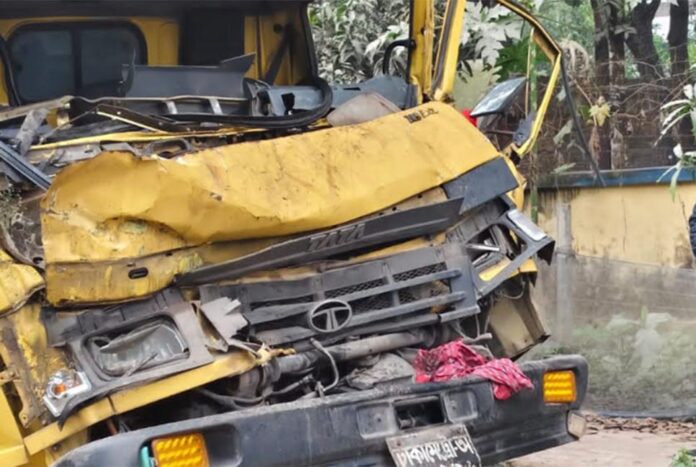 1767079866-70dd0d38d87e0025e16ce2fb7efcc738 নাটোরে দাঁড়িয়ে থাকা ট্রাকে কাভার্ডভ্যানের ধাক্কা, নিহত ২