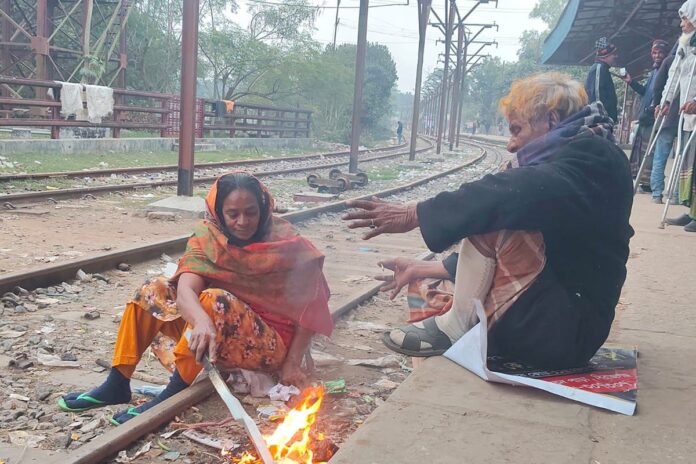 চার দিন ধরে নেই সূর্যের দেখা, শীতে জবুথবু সিরাজগঞ্জ