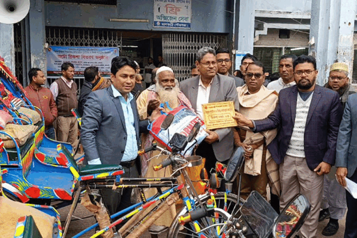 1767097152-6f6b3df5186ad0b9efd2c6ca8f595576 ঝালকাঠিতে ভিক্ষাবৃত্তি থেকে পুনর্বাসনে অটোরিকশা বিতরণ