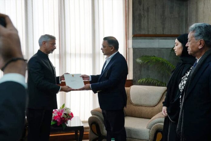 তারেক রহমানের হাতে ভারতের শোকবার্তা তুলে দিলেন জয়শঙ্কর