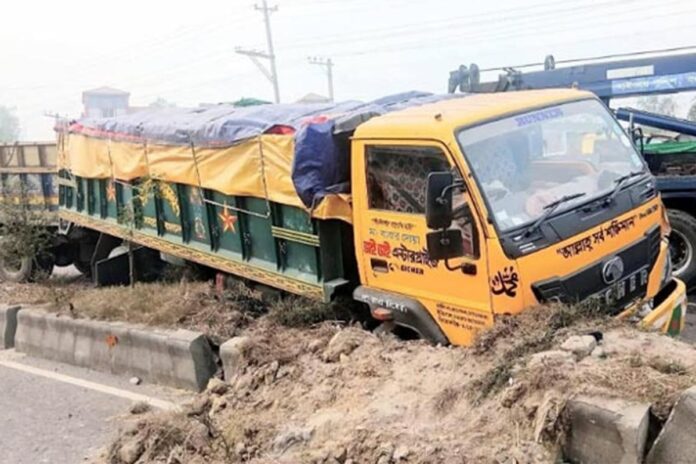 1767179492-f3ccdd27d2000e3f9255a7e3e2c48800 বগুড়ায় দাঁড়িয়ে থাকা ট্রাকে পেছনে ধাক্কা, চালক নিহত