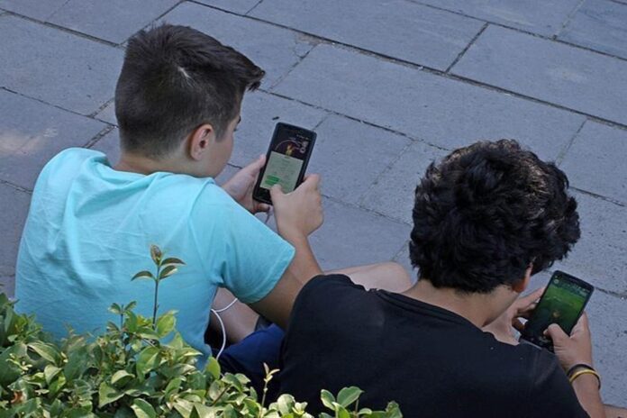 এবার ফ্রান্সে ১৫ বছরের কম বয়সীদের জন্য সামাজিক মাধ্যম নিষিদ্ধের প্রস্তাব