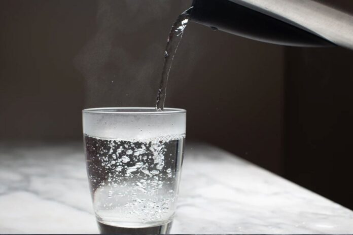 শীতে কুসুম গরম পানি পান: কী বলছেন বিশেষজ্ঞরা