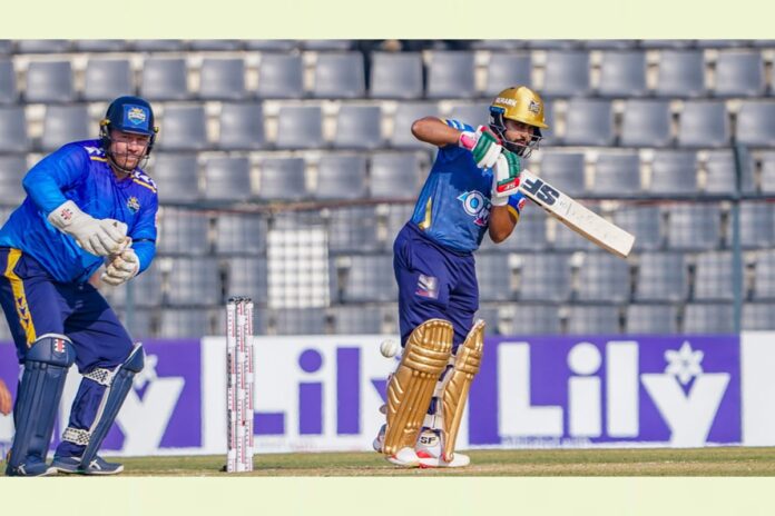 বিপিএলে রেকর্ড গড়ে বিশ্বরেকর্ড ছুঁলেন ইংলিশ ক্রিকেটার