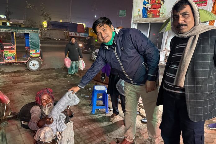 ভালুকায় শীতার্তদের মাঝে কম্বল বিতরণ