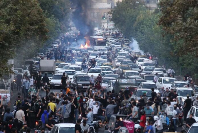 ইরানে বিক্ষোভ ঘিরে সহিংসতায় নিহতের সংখ্যা বেড়ে ১০