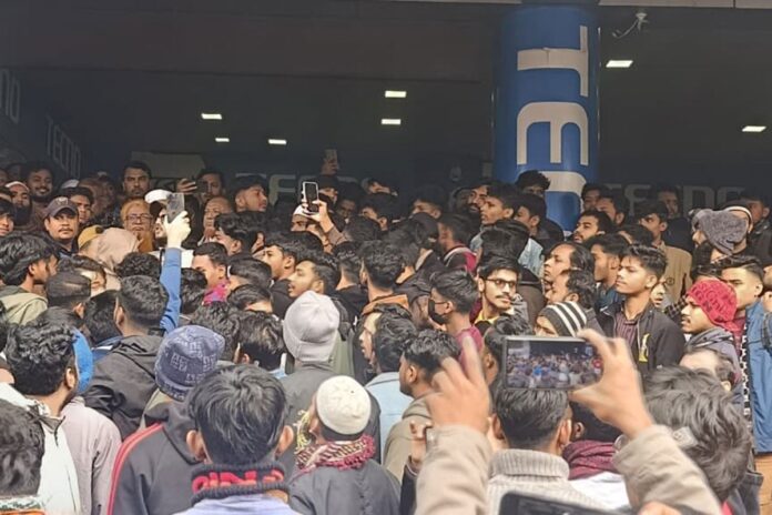 নোয়াখালী সুপার মার্কেটে স্বর্ণ চুরির ঘটনায় ব্যবসায়ীদের বিক্ষোভ