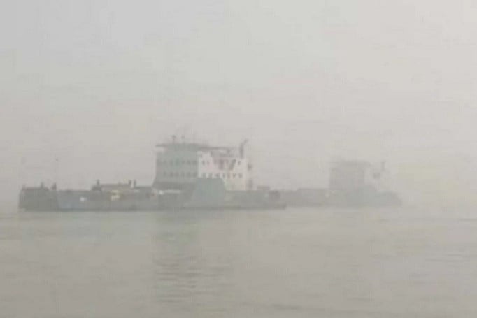 1767491950-d99119ca42e35bfa7fbc7fba9ab1d88a ঘন কুয়াশার কারণে পাটুরিয়া-দৌলতদিয়া নৌপথে ফেরি চলাচল বন্ধ