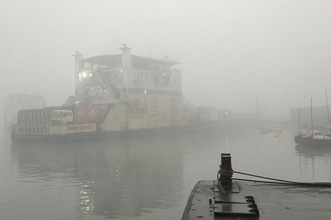 1767578517-e06d061a77a7bde916b8a91163029d41 ঘন কুয়াশায় পাটুরিয়া-দৌলতদিয়া ও আরিচা-কাজিরহাট নৌরুটে ফেরি চলাচল বন্ধ