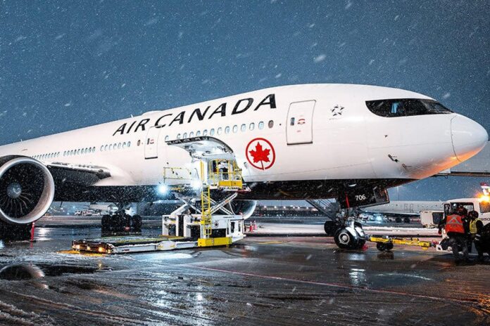 আকাশপথ উন্মুক্ত করায় প্রতিযোগিতার চাপে কানাডীয় এয়ার লাইন্স