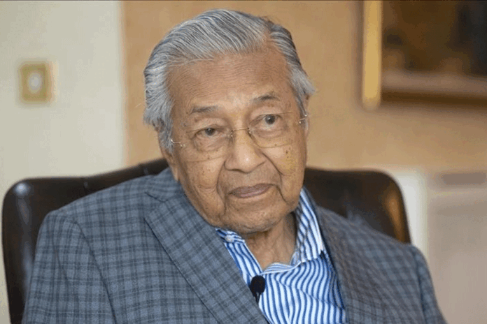 হাসপাতালে মাহাথির মোহাম্মদ, হাড় ভেঙে যাওয়ার আশঙ্কা