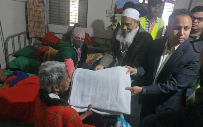 কেরানীগঞ্জে বৃদ্ধাশ্রমে শীতার্তদের মাঝে কম্বল বিতরণ