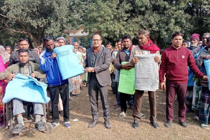 শীতবস্ত্র নিয়ে প্রতিবন্ধীদের পাশে দুই ইউএনও