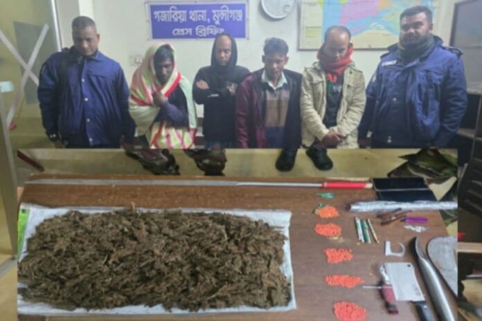 1767932887-8712d92c3c4c49c1ce9322f678c9e1ab মুন্সীগঞ্জে দেশীয় অস্ত্র ও মাদকসহ আটক ৪