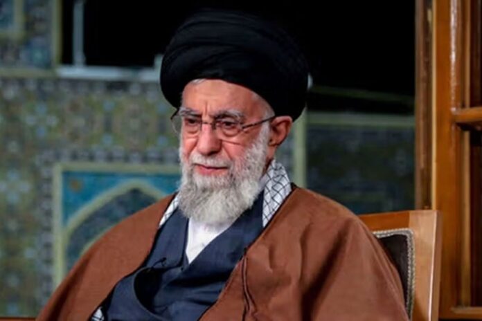 রাস্তায় জনতা, চাপের মুখে খামেনির শাসন