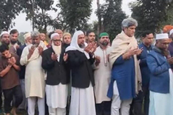 মৃত্যুবার্ষিকীতে বাবার কবর জিয়ারত করলেন জোনায়েদ সাকী