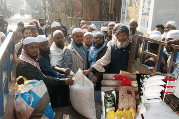 1767973732-0ed54260213d71c024f0140fc341b79b বরিশালে ক্ষতিগ্রস্ত মাদ্রাসায় সহায়তা দিলেন মুফতি ফয়জুল হক