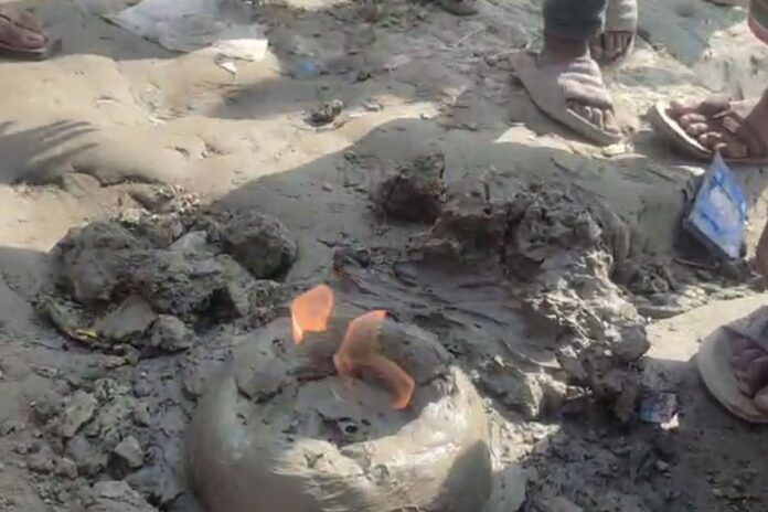 হাতিয়ায় ব্রিজের সয়েল টেস্ট করতে গিয়ে মাটির নিচ থেকে বের হচ্ছে গ্যাস!