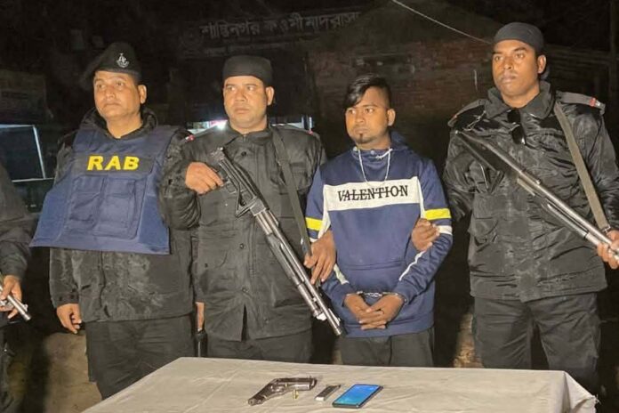 শ্রীপুরে অস্ত্র ও গুলিসহ যৌথবাহিনীর হাতে যুবক আটক