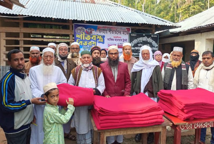 ঝালকাঠিতে ৪ শতাধিক অসহায় শীতার্তদের মাঝে শীতবস্ত্র বিতরণ