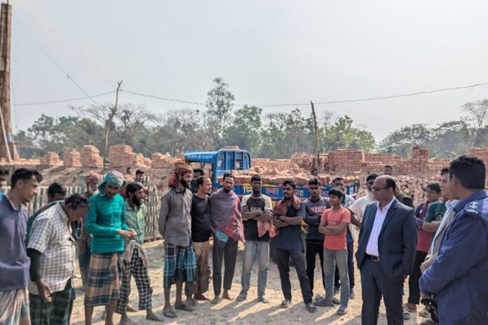 বাকেরগঞ্জের তিন ইটভাটাকে জরিমানা