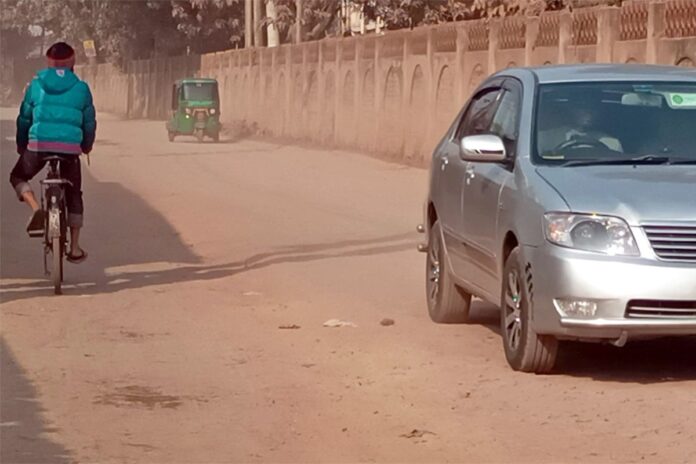 কনকনে শীতের মাঝেও ধুলাবালিতে নাকাল হিলিবাসী, ভোগান্তি চরমে