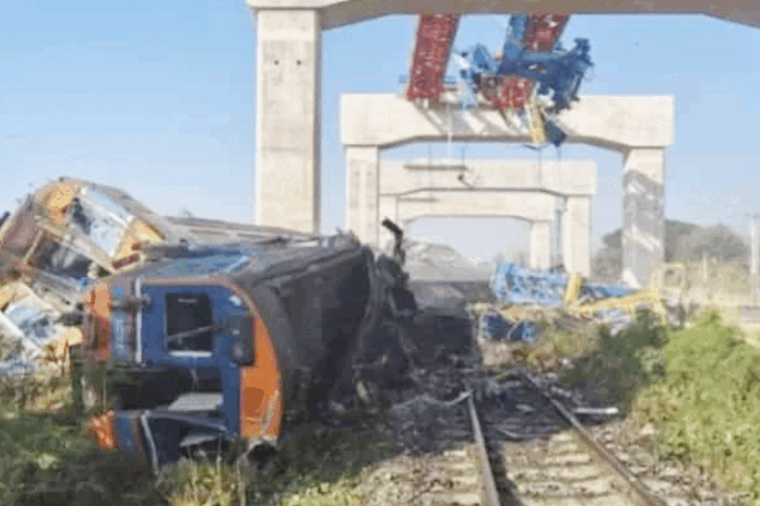 থাইল্যান্ডে চলন্ত ট্রেনের ওপর ভেঙে পড়ল ক্রেন, নিহত ২২