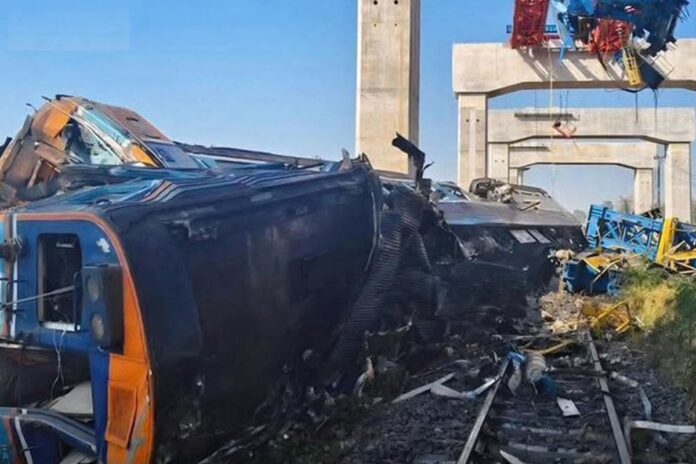 1768368892-d390c0ce3c829b0011fecff753294596 থাইল্যান্ডে চলন্ত ট্রেনে ক্রেন পড়ে নিহত অন্তত ১২