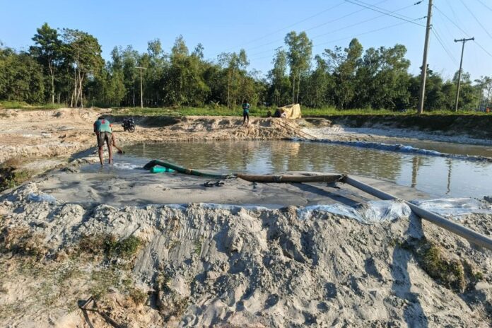 1768389297-de2c84454fc897446a870d4dcea981ed নিষেধাজ্ঞা তোয়াক্কা না করে বালু উত্তোলন: হুমকির জনপদ ও ফসলি জমি