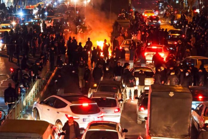 1768422646-28ffab861704d24b916b58fa9574c7bf ইরানে টানা ১৩২ ঘণ্টার বেশি সময় ধরে দেশজুড়ে ইন্টারনেট বন্ধ