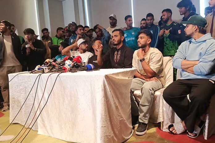 নাজমুলের পদত্যাগ ছাড়া মাঠে নামবে না ক্রিকেটাররা