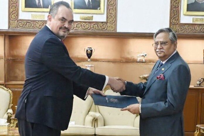 1768471933-366d36a2d2874870fe14bf4c87a25f89 রাষ্ট্রপতির কাছে নতুন মার্কিন রাষ্ট্রদূতের পরিচয়পত্র পেশ