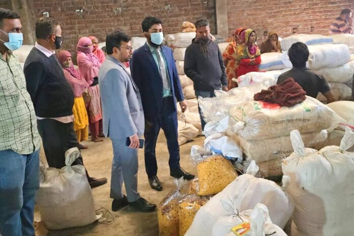 1768489980-584f1a9a1a33f47ac084dc8b0526320d বগুড়ায় অস্বাস্থ্যকর পরিবেশে চানাচুর তৈরি, দুই প্রতিষ্ঠানকে জরিমানা