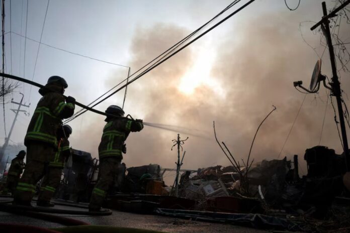 সিউলে অগ্নিকাণ্ড, নেভাতে লড়ছে কয়েকশ দমকলকর্মী