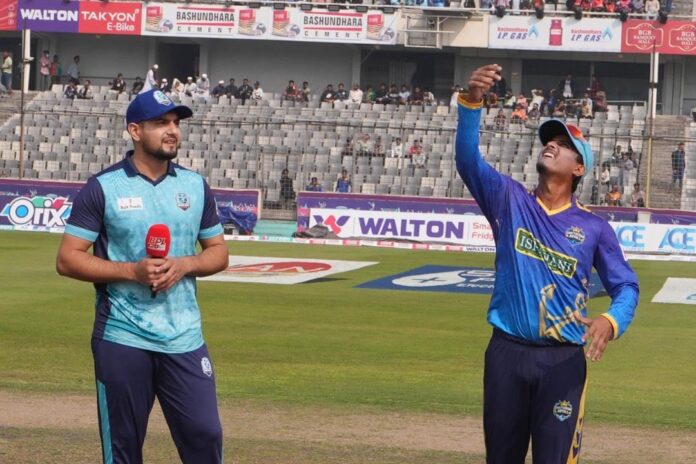 নাটকীয়তা পেরিয়ে মাঠে বিপিএল, প্লে-অফের আশায় নোয়াখালীর ব্যাটিং