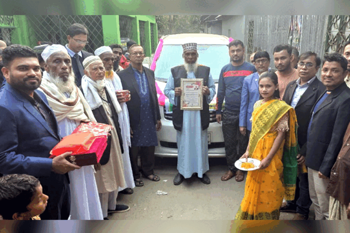 কুমিল্লায় প্রধান শিক্ষকের বিদায় সংবর্ধনায় আবেগঘন মুহূর্ত