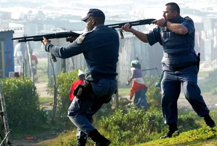 দক্ষিণ আফ্রিকায় বন্দুকধারীদের হামলায় নিহত ৭