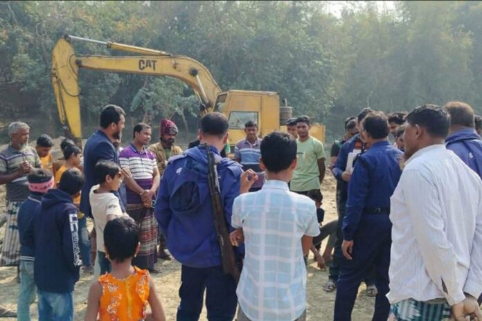 চাঁপাইনবাবগঞ্জে অবৈধভাবে জমির মাটি কাটায় এক লাখ টাকা জরিমানা