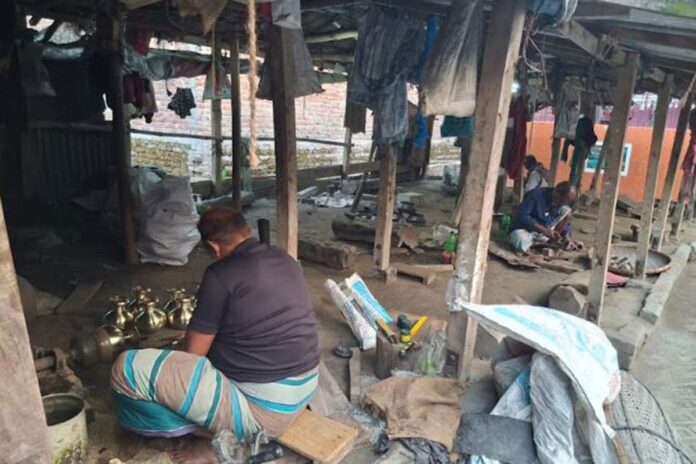 1768903461-fd4c8e59b8a7add298869bd9fef2417c শরীয়তপুরের ঐতিহ্যবাহী কাঁসা-পিতল শিল্প বিলুপ্তির পথে
