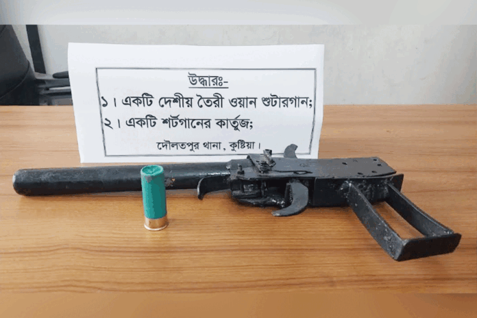 দৌলতপুরে বাঁশঝাড় ও মাঠ থেকে আগ্নেয়াস্ত্র উদ্ধার, দুটি মামলা