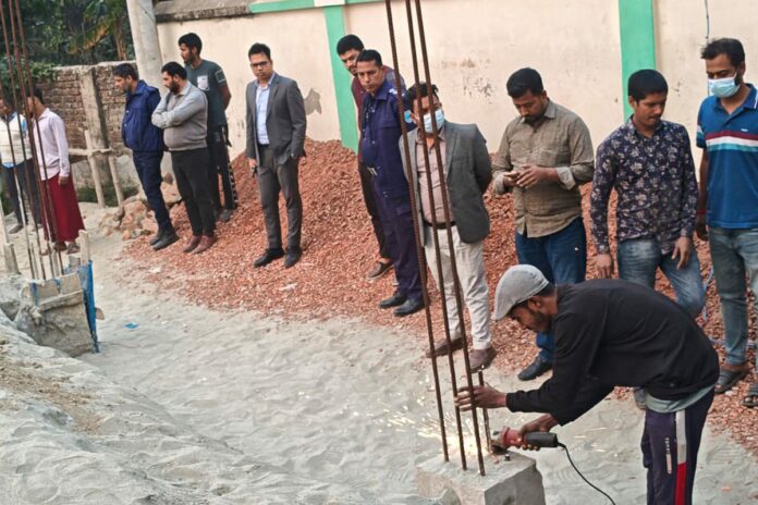 1769098664-390051acc73e39be737f7d4f058d3e05 নারায়ণগঞ্জে সরকারি রাস্তা কেটে ভবন নির্মাণ, ভ্রাম্যমাণ আদালতের অভিযান